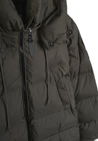 Chaqueta tipo pluma en un verde oliva oscuro, con un cuello alto, cierre de cremallera, botones a presión y paneles cosidos para aislamiento.