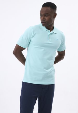 Hellblaues Poloshirt aus softem Baumwollmaterial, mit einer Drei-Knopf-Leiste, kurzen Ärmeln und einem kleinen Logo auf der Brust.