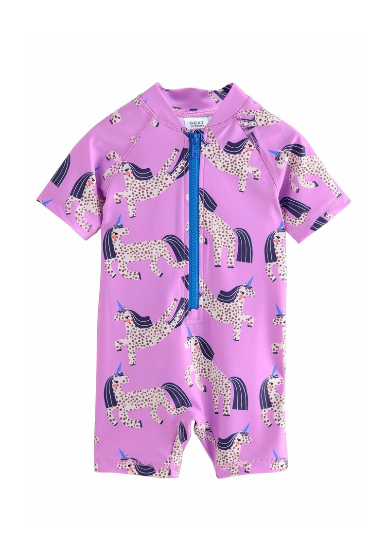 T-shirt de bain pour enfants, à manches courtes, violet avec un motif répétitif de licornes beiges, fermeture éclair bleue à l'avant, en tissu extensible pour la baignade.