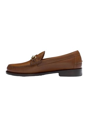 Mocassino marrone in pelle slip-on con dettaglio in metallo, punta arrotondata, tacco basso a strati e design moc toe cucito.