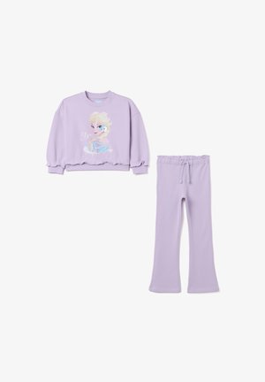 Sudadera de color lila y pantalones a juego, hechos de una tela suave, con un gráfico impreso de un personaje en la parte delantera. Cintura elástica en los pantalones.