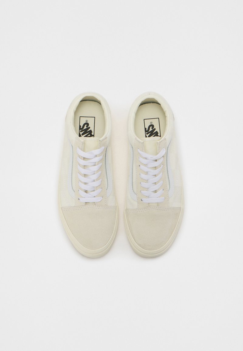 Weiße Wildledersneaker mit weißen Schnürsenkeln, Gummisohlen und einer subtilen Textur. Verfügt über seitliche Streifen und ein Logo auf der Innenseite der Zunge.