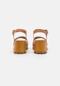 Call it Spring SPINNEY - Sabots - cognac