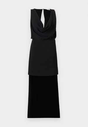 Μαύρο αμάνικο φόρεμα με ντραπέ λαιμόκοψη, ανοιχτή πλάτη με κούμπωμα κουμπιών και φούστα σε στρώσεις που πέφτει κάτω από το γόνατο.