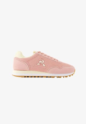 Sneaker rosa in mesh e suede con suola in gomma e chiusura frontale con lacci, con logo laterale raffigurante un gallo stilizzato.
