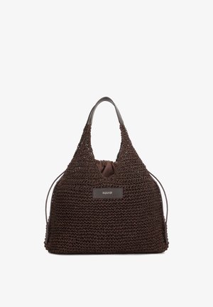 Pruun punutud käsikott, valmistatud tekstuurse kudumismaterjaliga, millel on ümar kuju, nahast detailid ja kitsendatud avamine mugavaks ligipääsuks.