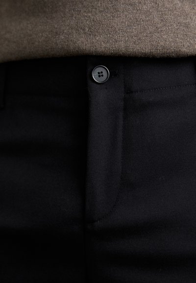 Filippa K TROUSER - Auduma bikses - black