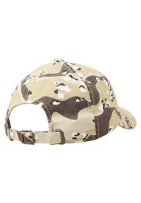 Căciulă de baseball camuflaj în nuanțe de bej, maro și alb. Are un vârf curbat, curea ajustabilă la spate și un material din bumbac texturat.