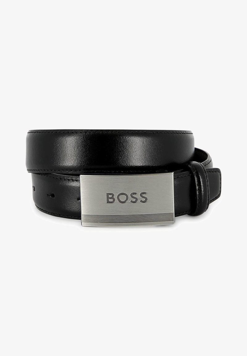 Ceinture en cuir noir avec une boucle métallique argentée sur laquelle est gravé le nom de la marque "BOSS", texture lisse et design classique.