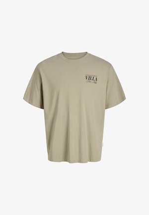 Camiseta beige de cuello redondo y mangas cortas con la inscripción "Vendôme MAISON VILLA Des Arts" impresa en el pecho, en la parte superior izquierda.