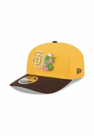 Gelb-braune Baseballkappe mit den Buchstaben "SD" und einem grünen, bestickten Kaktus mit pinken Blumen auf dem vorderen Panel.