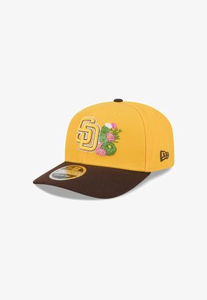 Gelb-braune Baseballkappe mit den Buchstaben "SD" und einem grünen, bestickten Kaktus mit pinken Blumen auf dem vorderen Panel.