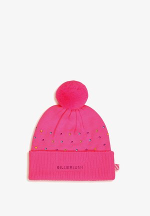 Bonnet tricoté rose vif avec pompon, petits strass multicolores, revers plié et nom de marque brodé "BILLIEBLUSH" sur fond blanc.