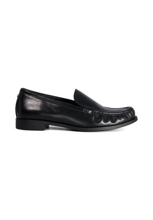 Mocassin femme en cuir noir avec petit talon et bout arrondi, montré de profil sur fond blanc.