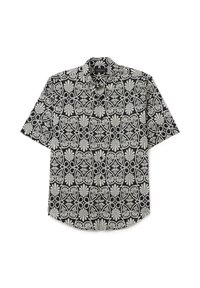 Korte mouwen shirt met een zwart-wit bloemenpatroon met gestileerde motieven, kraag met knoopsluiting en ronde zoom. Katoenen stofstructuur.