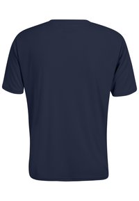 Mørkeblå kortærmet t-shirt lavet af glat materiale, med rund halsudskæring og et diskret FILA-logo prægede på ryggen.