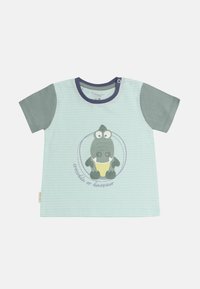 Camisa de manga corta verde claro con mangas verde oscuro, que presenta un gráfico de cocodrilo o dinosaurio y una textura a rayas.