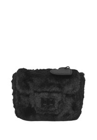Borsa in finta pelliccia nera dalla forma rettangolare, con una superficie tessurizzata, una chiusura a gancio nera e un piccolo accentuato a forma di cuore.