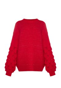 Roter Strickpullover mit rundem Ausschnitt, ausgestattet mit strukturierten, puffigen Ärmeln und einem gerippten Saum. Das Design hat eine glatte Oberfläche und kräftige Farben.