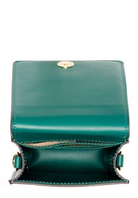 Grüne Lederhandtasche mit goldenen Beschlägen, die über einen Klappverschluss verfügt. Das Innere zeigt eine glatte Textur mit mehreren Fächern und Nähdetails.