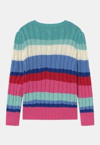 Maglione a trecce multicolore con strisce orizzontali in verde acqua, crema, blu, rosso, rosa e verde. Orli e polsini a costine.