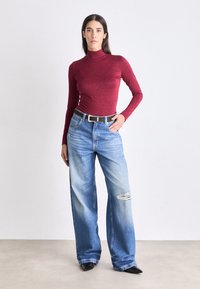 HUGO DELAINA - Pikkade varrukatega topp - medium red