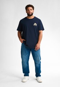 Petrol Industries BACK PRINT OCEANFRONTVIEW - Tricou cu imprimeu - navy blue