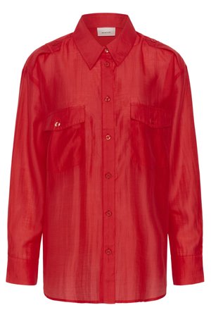 Czerwona koszula z długim rękawem i guzikami, z dwoma kieszeniami na piersi, pagonami na ramionach i klasycznym kołnierzem, wykonana z lekkiego półprzezroczystego materiału.