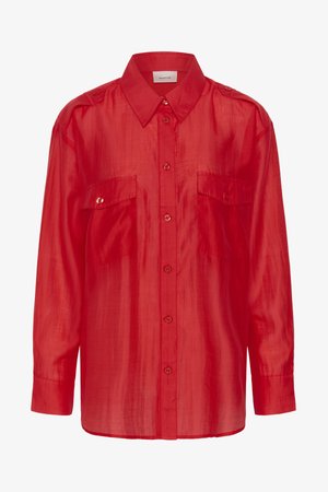 Czerwona koszula z długim rękawem i guzikami, z dwoma kieszeniami na piersi, pagonami na ramionach i klasycznym kołnierzem, wykonana z lekkiego półprzezroczystego materiału.