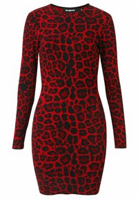 Czerwona, prążkowana sukienka z długim rękawem, z czarnym wzorem w panterę, dopasowana do sylwetki, z okrągłym dekoltem. Tkanina mieszanka bawełny zapewnia lekkie rozciąganie.