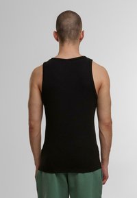 Schwarzes ärmelloses Tanktop mit tailliertem Design, runder Ausschnitt und glatter Textur, von hinten präsentiert.