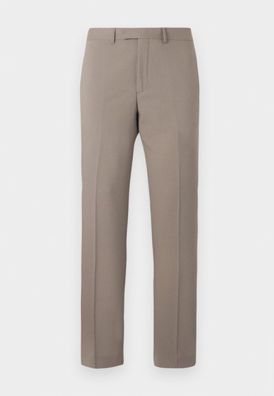 Pantalon droit beige sur mesure avec passants pour ceinture, fermeture éclair avant et plis repassés, présenté sur un fond blanc.
