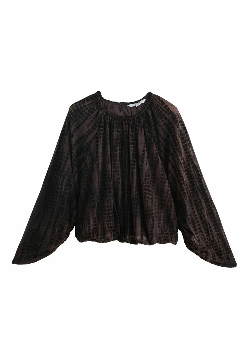 Blouse en velours marron foncé à manches longues avec encolure froncée et motif texturé subtil, coupe ample avec ourlet élastiqué à la taille.