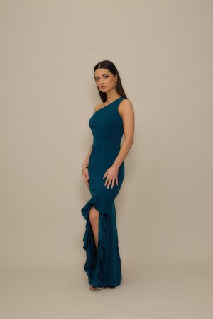 Rochie verde-albăstru, strâmtă, cu un design cu umăr gol și tiv evazat, având o despicătură până la coapsă și o textură netedă.