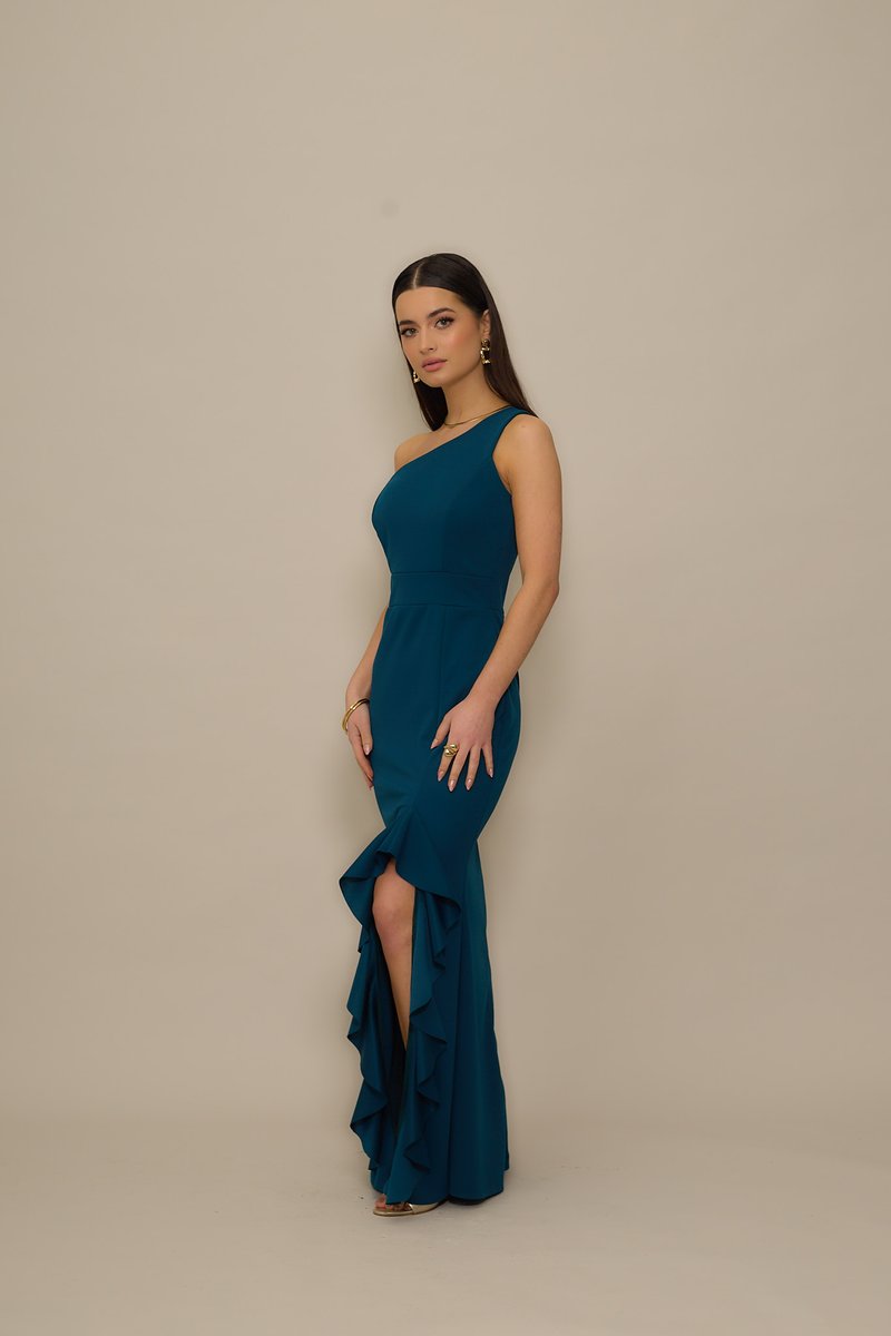 Τιρκουάζ φόρεμα εφαρμοστό, με σχεδιασμό ενός ώμου και βολάν στο τελείωμα, με σκίσιμο ψηλά στον μηρό και λεία υφή.