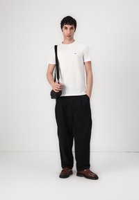 Tommy Jeans SLIM TEE 2 PACK - Basic T-shirt - ecru/blue moment