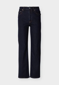 Σκουρόχρωμο τζιν κανονικής γραμμής με πέντε κλασικές τσέπες, διακοσμημένο με πορτοκαλί ραφές και μεταλλικό κουμπί στο ύψος της μέσης.