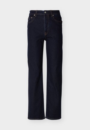 Jeans en denim foncé à coupe droite, avec un design classique à cinq poches, surpiqûres orange et une fermeture par bouton métallique à la taille.