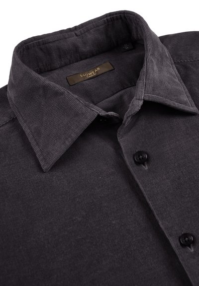 Donkergrijze corduroy overhemdkraag en voorknopen met een zichtbaar "Slowear" merklabel aan de binnenkant van de nek.