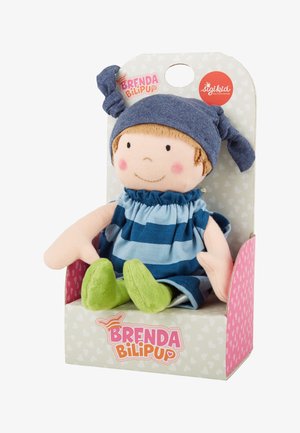Poupée en tissu doux avec des cheveux blonds, portant une robe rayée bleue et des chaussures vertes. Emballée dans une boîte avec un fond à motifs de cœurs.