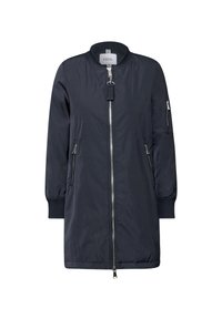 Długa granatowa kurtka bombowca z przednim zamkiem błyskawicznym, zamykanymi kieszeniami bocznymi, ściągaczami na rękawach oraz małą kieszonką na zamek na lewym rękawie.