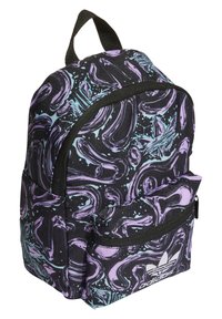 Černý batoh s vířícími fialovými a tyrkysovými vzory, texturovaná tkanina, přední kapsa na zip a bílé logo Adidas na spodní straně.