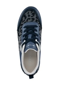 Blauer und grauer Sneaker mit einem Textil-Obermaterial, das ein schwarzes Leopardenmuster aufweist, Schnürverschluss und einem gepolsterten Kragen.