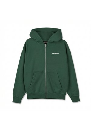 Mørkegrønn hettejakke med glidelås foran, lommer foran, lange ermer, hette og hvit "PEGADOR"-logo på venstre bryst.