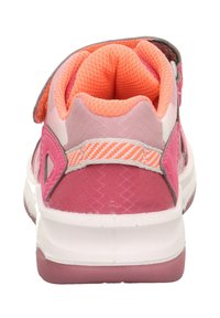 Różowe buty sportowe z teksturowanym syntetycznym wierzchem, wyściełanym kołnierzem i paskiem na rzep. Biała podeszwa z różowymi akcentami. Oddychająca siateczkowa wyściółka.