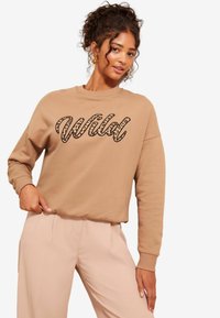 Friends Like These CREW NECK SLOGAN - Mikina - camel