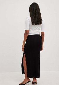 NA-KD AUS UNREGELMÄSSIGEN  - Falda larga - black