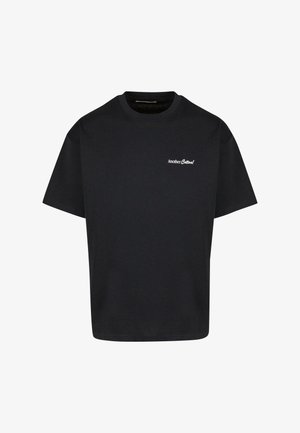 Čierne bavlnené tričko s okrúhlym výstrihom, krátkymi rukávmi a malým bielym logom na ľavej strane hrudi. Jednoduchý, uvoľnený strih.