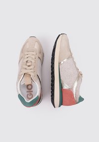 Sneaker beige e grigie con accenti dorati, materiali in suede e feltro, pannelli laterali a fantasia, suola nera e un dettagliato tacco colorato.