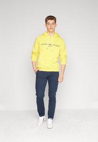 Tommy Hilfiger LOGO HOODY - Felpa con cappuccio - eureka yellow
